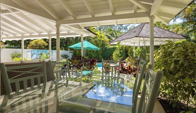 Charming 4-bedroom villa in Saint James with WiFi and AC