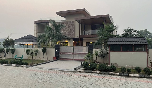 Charming 4-bedroom bungalow in Amritsar with AC, WiFi.
