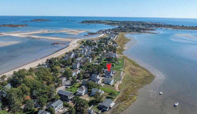 Charming 4-bedroom cape on Hills Beach Road