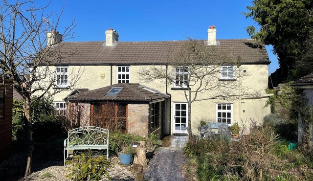 Charming 4-bedroom cottage in historic Chepstow