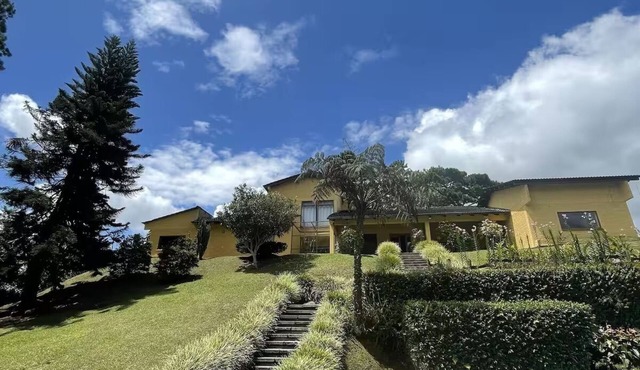 Charming 4-bedroom country house in Lago Calima with WiFi and lake view