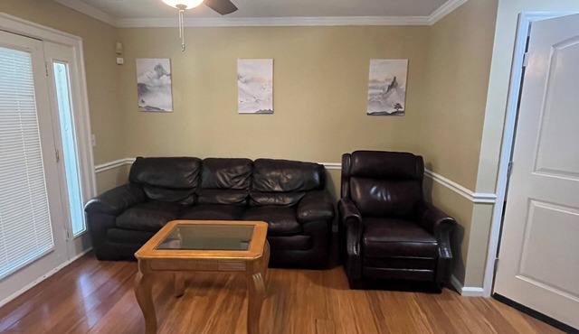 Charming 4-bedroom Duplex with AC and WiFi in Dalton