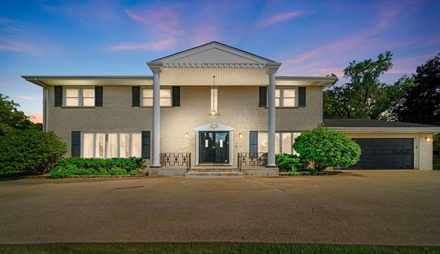 Charming 4-bedroom house with WiFi, AC in upscale Oak Brook,near Oak brook mall