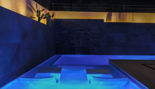 Charming 4-bedroom house w private pool, 7min from airport, close to restaurants