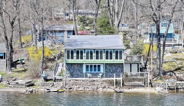 Charming 4-bedroom house in Coventry directly on Coventry Lake