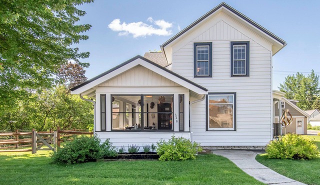 Charming 4-bedroom house steps from Pewaukee Lake Beach, shops & restaurants