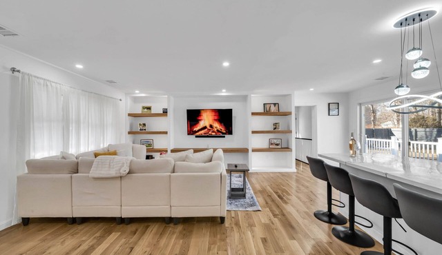 Charming 4-bedroom house with WiFi and fitness room in lovely Mastic: