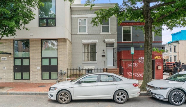 Charming 4-bedroom townhome in fabulous Washington with AC, WiFi