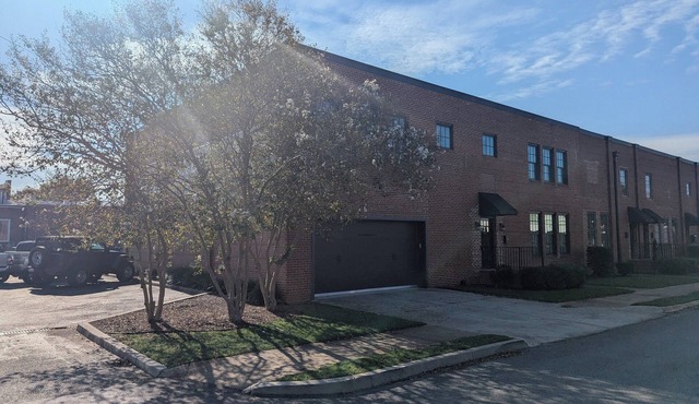 Charming 4-bedroom townhome in fabulous West Point. Great for Corporate Stays