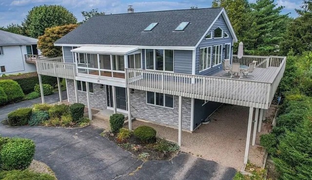 Charming 4-bedroom house in Eastward Look only a short walk to the beach!