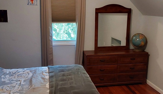 Charming 4-bedroom house with AC and WiFi 30 minute drive to New York City
