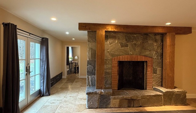 Charming 4-BR + 6 bathroom chateau with WiFi, in Marlborough view on Monadnock