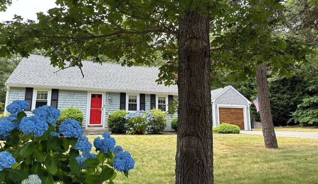 Charming 4 BR house with AC and WiFi and outdoor shower in enchanting Harwich
