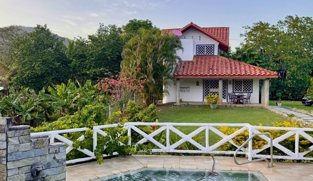 Charming 4-bedroom house with pool and rancho 1 hour from the city