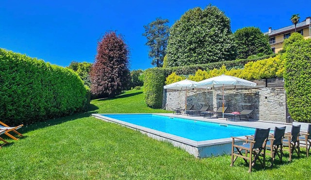 Charming 4½-room corner house with huge park and private pool