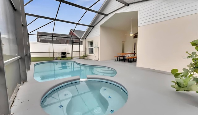 Charming 4bed with Private Pool, Jacuzzi, A/C, WiFi, Cable TV– 5 Min from Disney