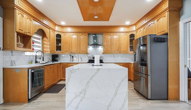 Charming 5 bed and 4 bath family home located in the heart of Delta/Surrey