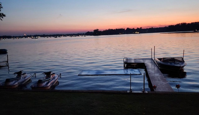 Charming 5-bedroom cottage with WiFi, AC in terrific North Webster. Large deck