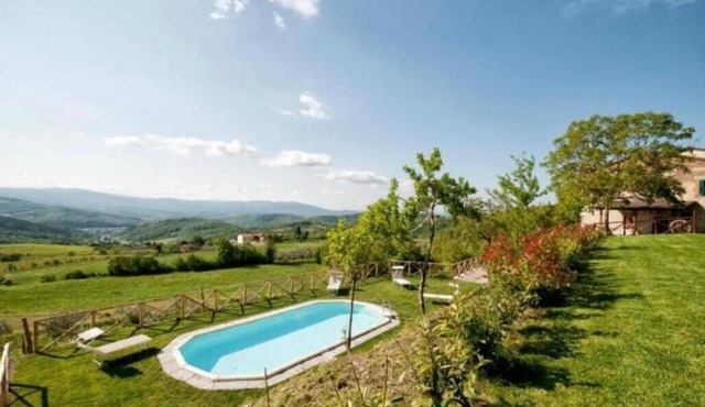 Charming 5-bedroom farmhouse near Arezzo exceptional views and swimming pool.