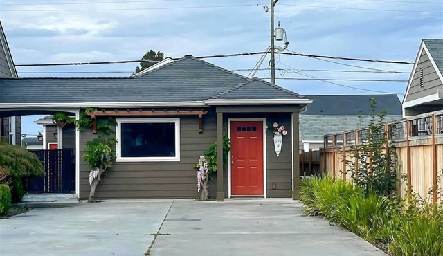 Charming 5-BR, Downtown Sequim, Sleeps 12, Fenced Yard