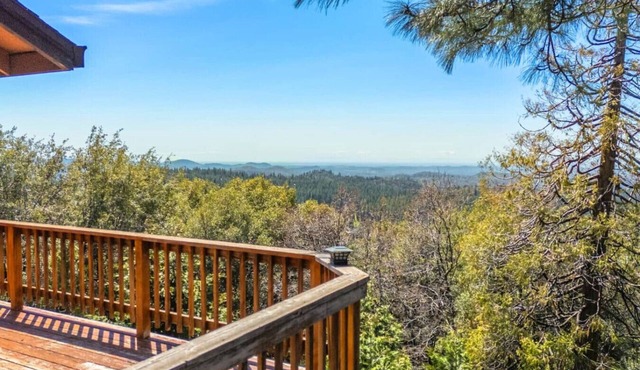 Charming 6-bedroom cabin with stunning views!