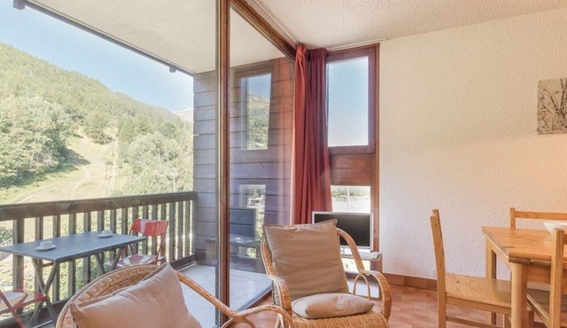 Charming 6-Person Apartment - 2 Bedrooms, Balcony, WiFi - Serre Chevalier, Chantemerle