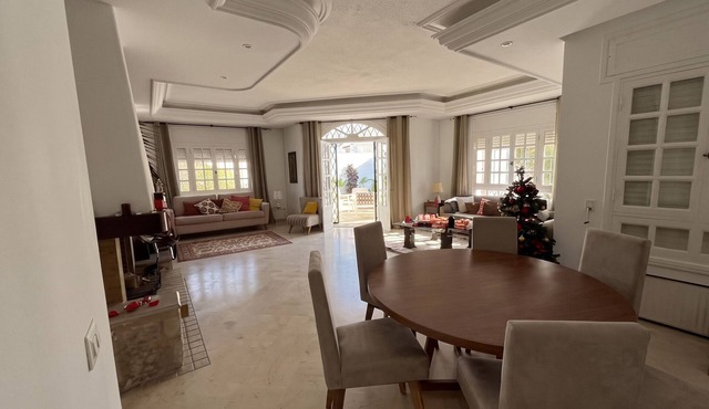Charming 600m2 villa with large garden and swimming pool