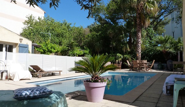 Charming 64 m² House with Large Pool and Palm Trees