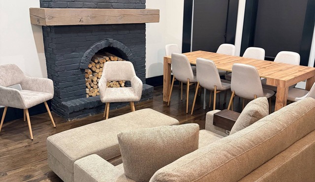 Charming 6BD Retreat - Steps Away from Wrigley