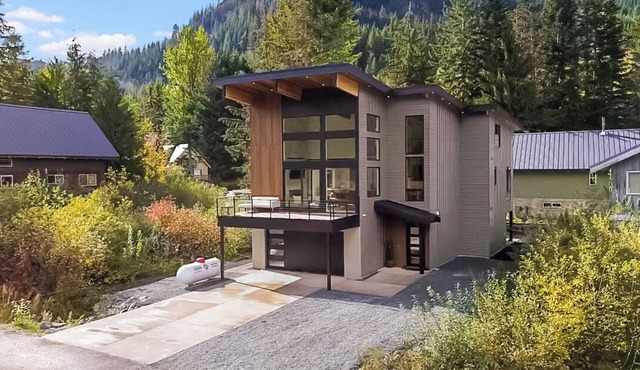 Charming 7-bedroom cabin with WiFi, AC in lovely Snoqualmie Pass