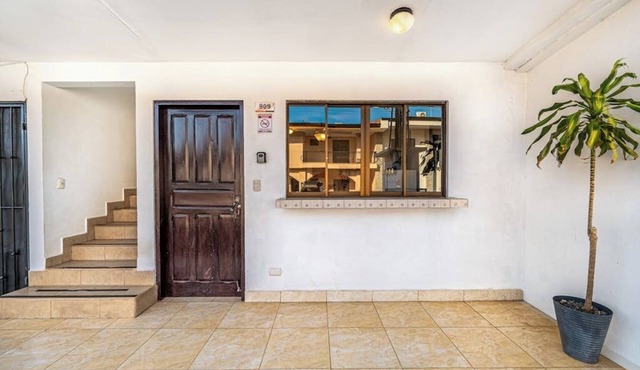 Charming, accessible apartment with high-speed Wi-Fi, Netflix & outdoor pool