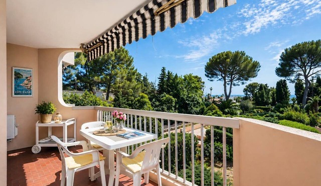 Charming accommodation 3 * by the sea with sea view. Private park, elevatoring
