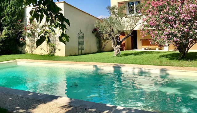 Charming air-conditioned villa - Heated swimming pool. Ideal location.