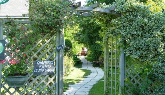 Charming Air-Conditioned Room with Private Bath, WiFi & Kitchen Access Near Canal