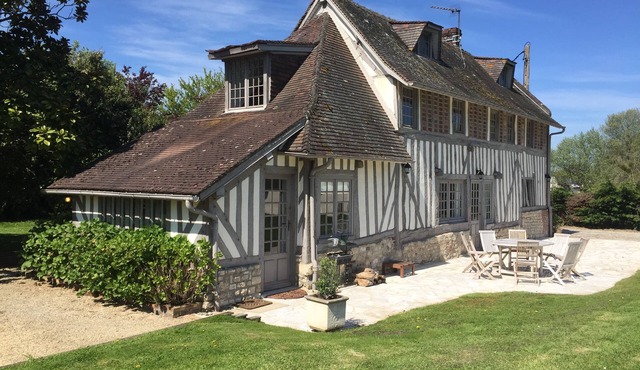 Charming and authentic Norman property with swimming pool 5 minutes from Deauville