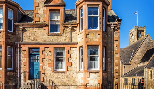 Charming and comfortable apartment, centrally located with easy parking access. Sleeps 4