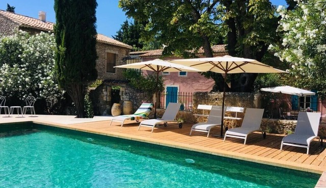 Charming and comfortable Provencal farmhouse with beautiful swimming pool