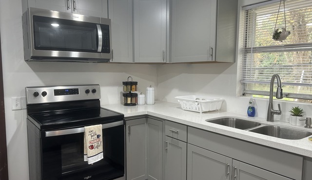 Charming and cozy cottage on the banks of the Caloosahatchee River& Lake O