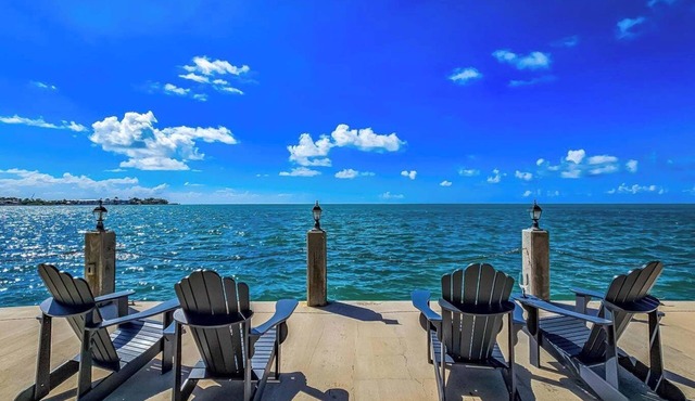 Charming and cozy Oceanfront 1 bedroom cottage in superb Marathon, with WiFi, AC