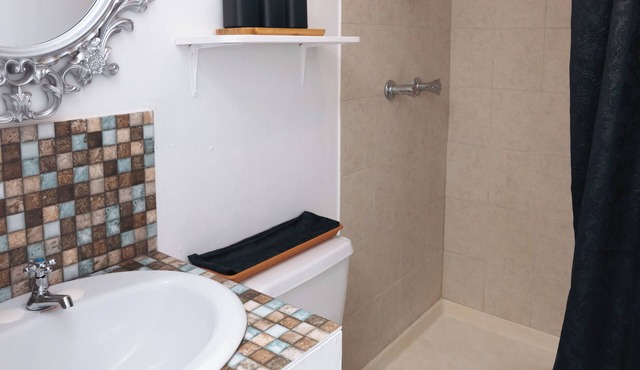 Charming and cozy studio in Saint James with AC and WiFi.