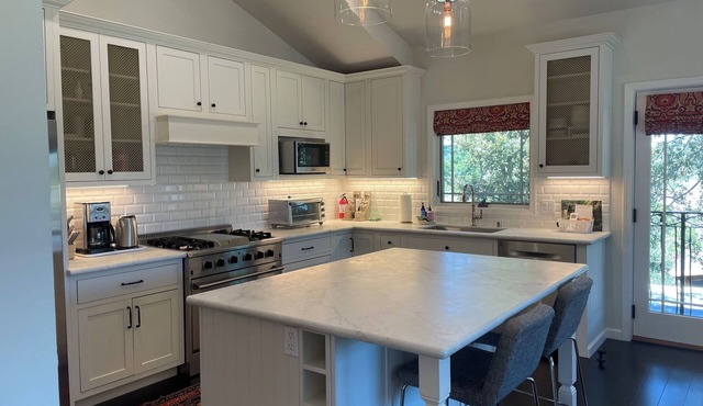 Charming and private detached cottage unit with AC in beautiful Mill Valley