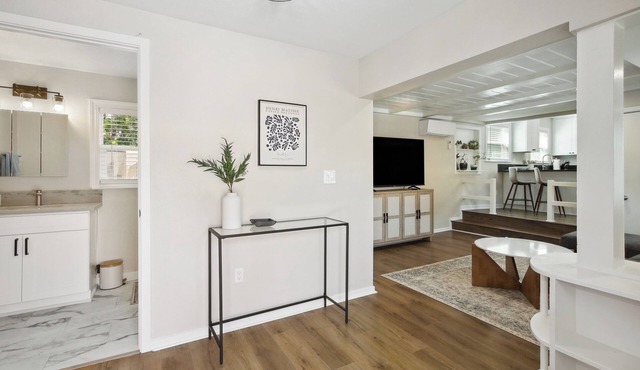 Charming and private 1bedroom cottage in Sacramento w/ large yard, WiFi and AC