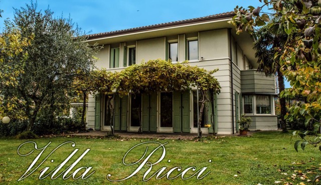 Charming and refined private Villa with big garden