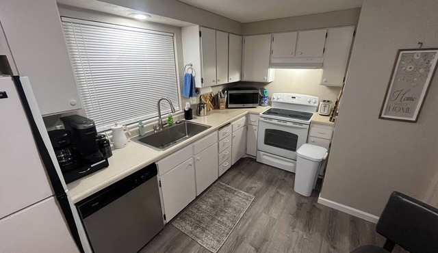 Charming and relaxing 2-bedroom house in quaint Springfield with AC. Sleeps 6.