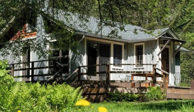 Charming and secluded 2-bedroom cottage in the Catskills with WiFi and AC