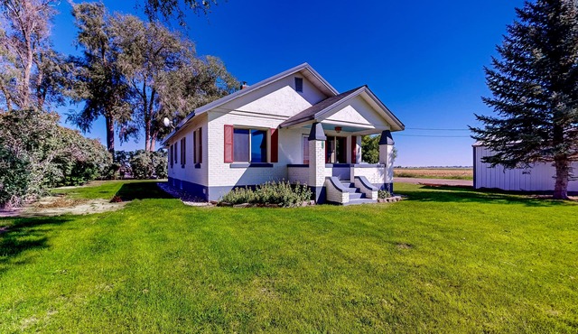 Charming and serene home with al fresco dining, wood fireplace, & mtn views
