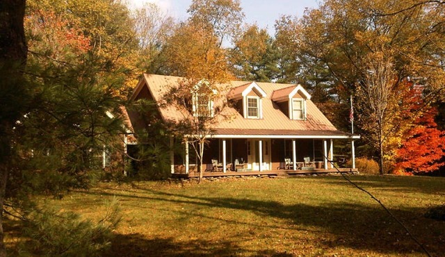 Charming and Spacious Vermont farmhouse SPECIAL RATES FOR 30+ DAY RENTAL