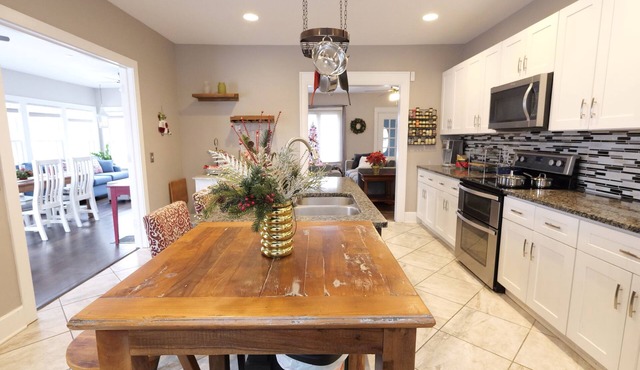 Charming and Spacious 4-bedroom house near Downtown Lincoln. Great Family Space.