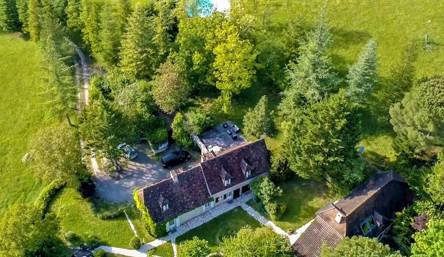 Charming and spacious cottage with swimming pool in idyllic countryside.
