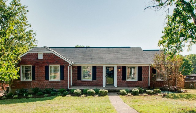 CHARMING AND SPACIOUS- JUST 6 MILES FROM DOWNTOWN- 4BR/3BA